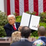 Tổng thống Mỹ Donald Trump tạm dừng áp thuế đối ứng trong 90 ngày đối với tất cả các đối tác thương mại không trả đũa Mỹ.